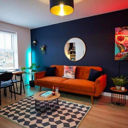 Neon Road At Park House Peterborough City Centre Apartment Екстер'єр фото