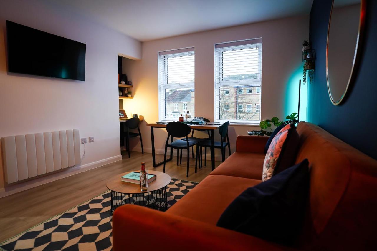 Neon Road At Park House Peterborough City Centre Apartment Екстер'єр фото