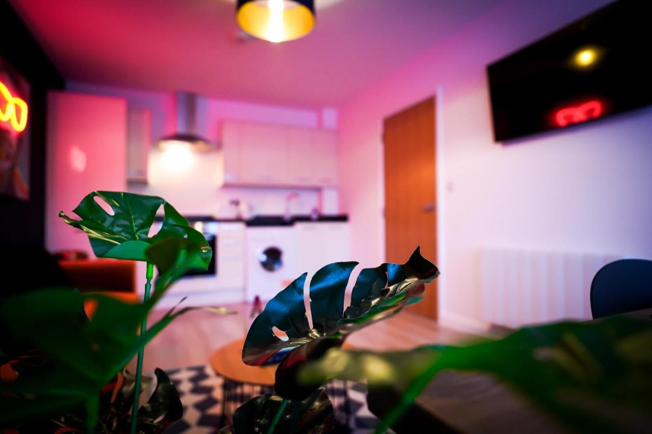 Neon Road At Park House Peterborough City Centre Apartment Екстер'єр фото