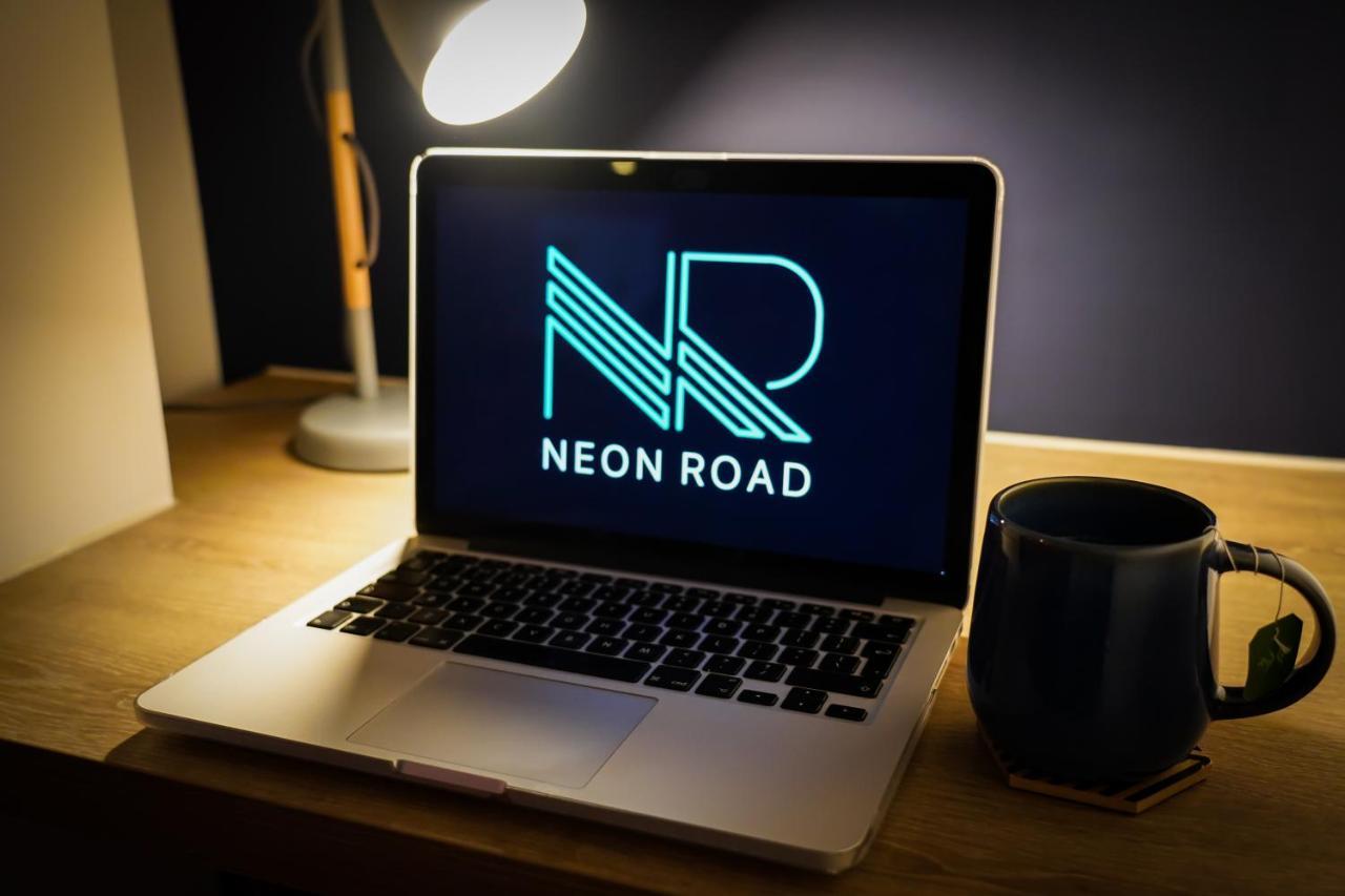 Neon Road At Park House Peterborough City Centre Apartment Екстер'єр фото