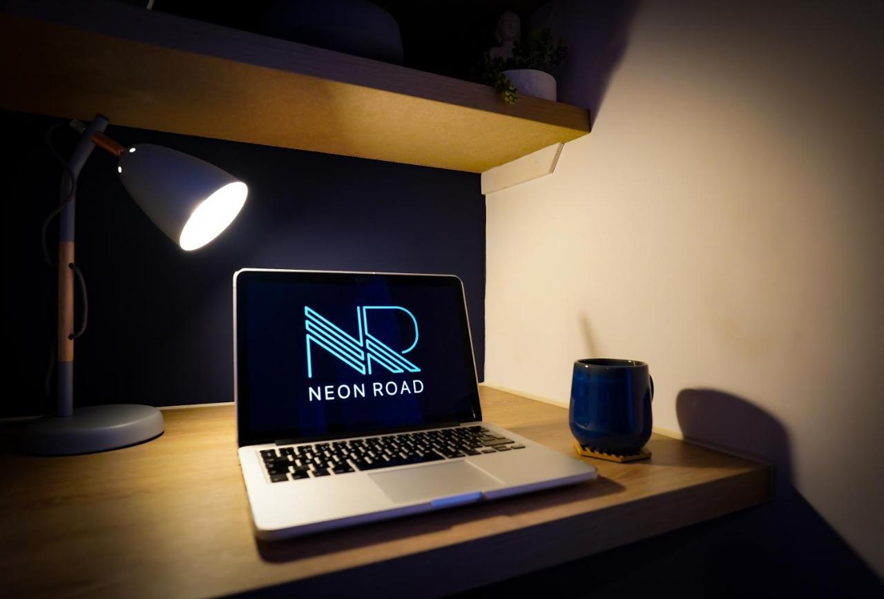 Neon Road At Park House Peterborough City Centre Apartment Екстер'єр фото