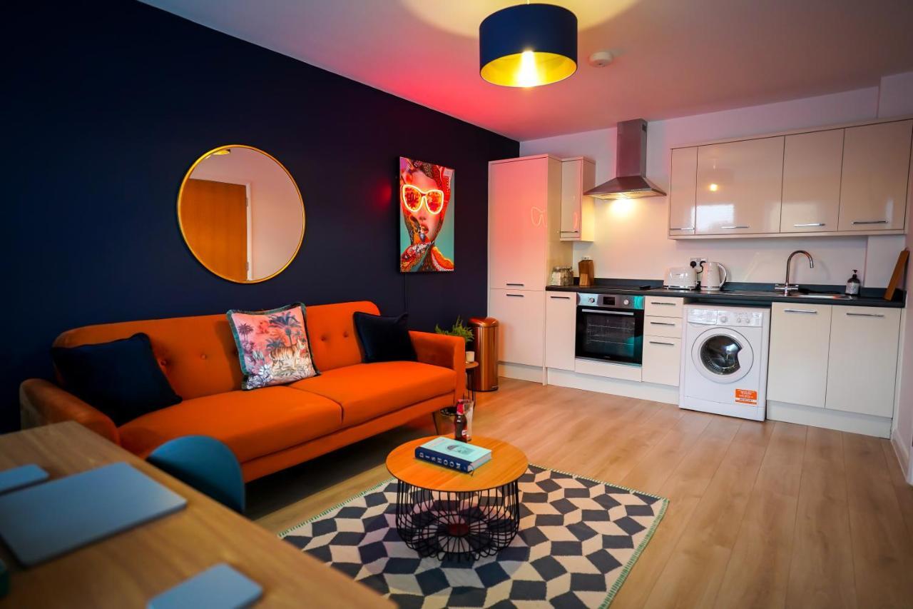 Neon Road At Park House Peterborough City Centre Apartment Екстер'єр фото