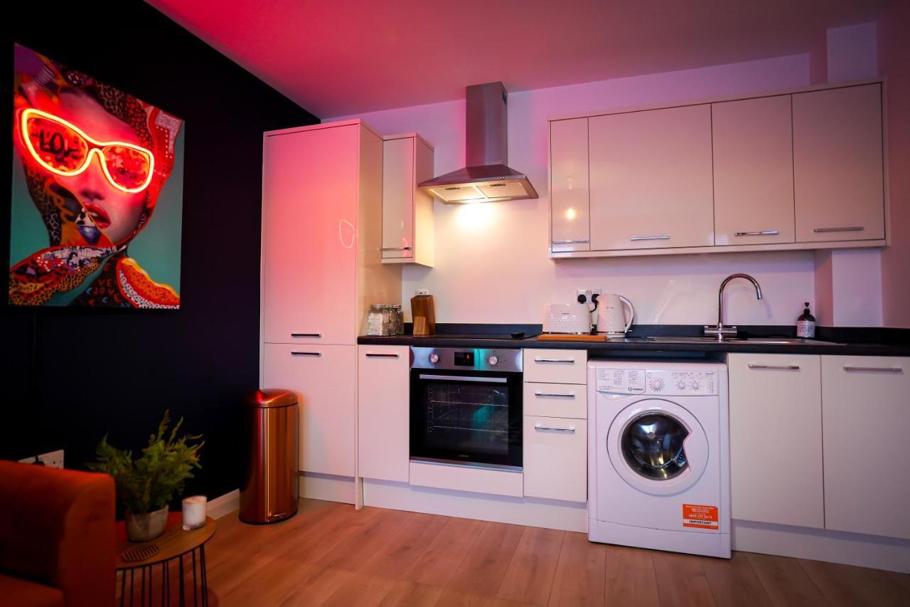 Neon Road At Park House Peterborough City Centre Apartment Екстер'єр фото